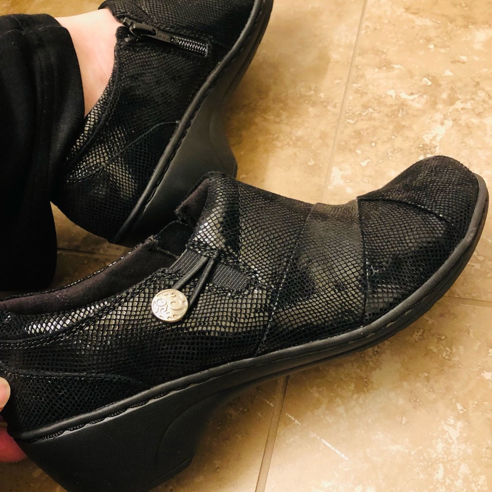 CLARKS! Black Snake skin Shoes. 8.0
